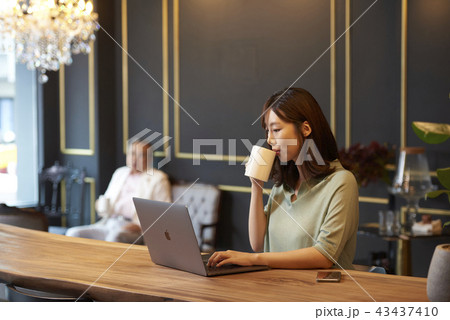 人物 カフェ マグカップ 43437410