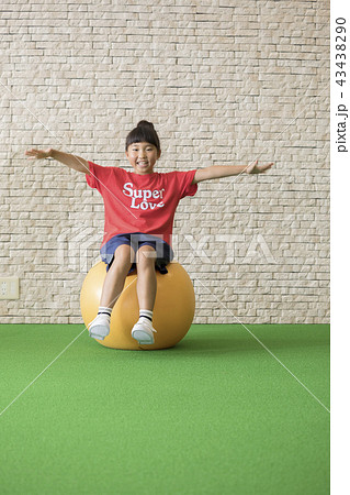 バランスボールに乗る子供 43438290