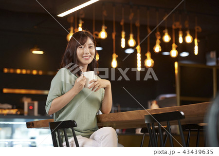 韓国人 カフェ マグカップ 43439635