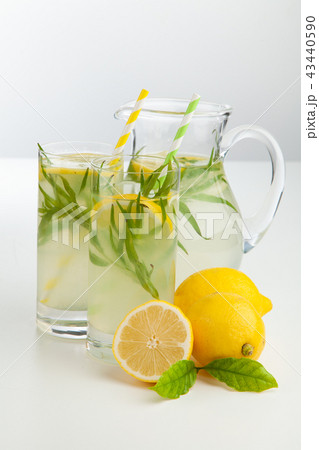 Tarragon lemonade drink 43440590