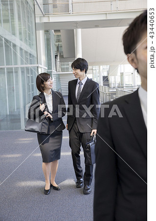 ビジネスイメージ　移動　営業　歩く　会話 43440653