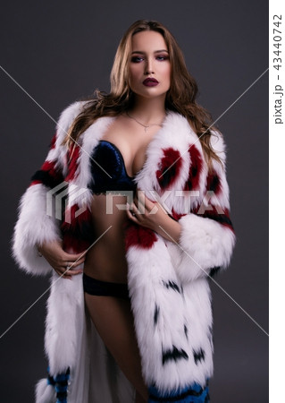 Gorgeous girl in luxurioius fur coat portrait 43440742