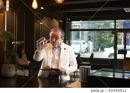 人物 カフェ 高齢者 43440912