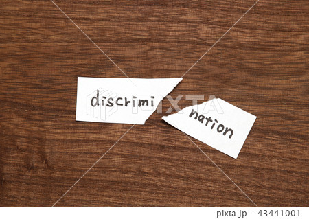 差別　破れた紙　差別撤廃 イメージ 43441001