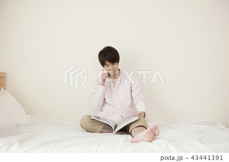 くつろぐ男性 43441391