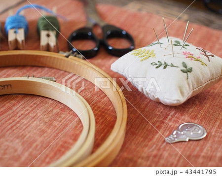 刺繍枠とピンクッション 43441795