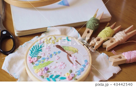刺繍作品と道具 43442540