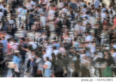 交差点をいく群衆 交差点をいく群衆 43442865