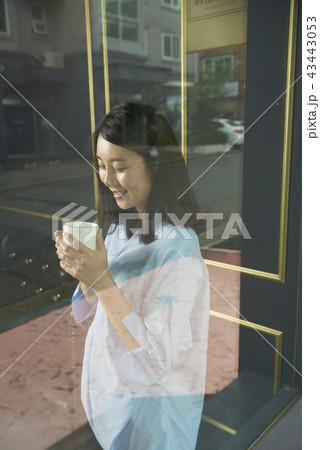 人物 マグカップ 飲料 43443053