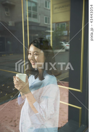 人物 マグカップ 飲料 43443054