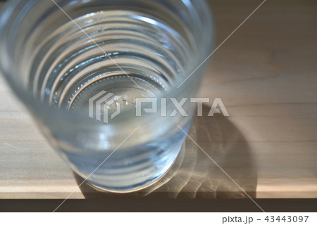 コップの水 43443097