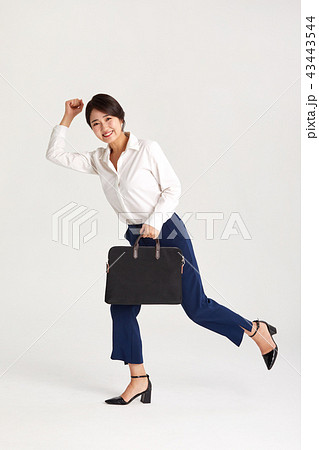韓国人 ビジネスウーマン 若い女性 43443544
