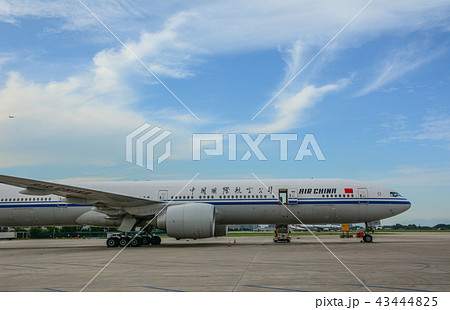 Airplane docking at the airport Airplane docking at the airport 43444825