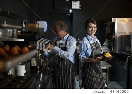 カフェ 笑顔 微笑 43449000