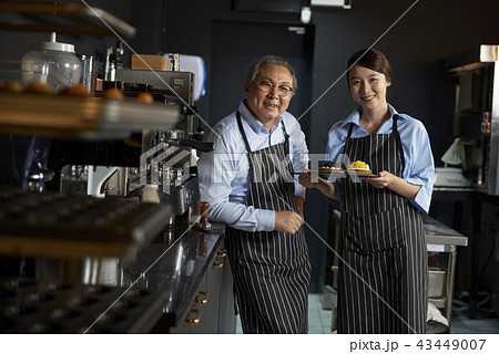 人物 カフェ 高齢者 43449007