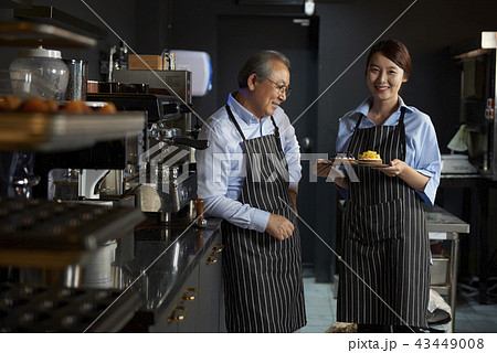 人物 カフェ 店員 43449008