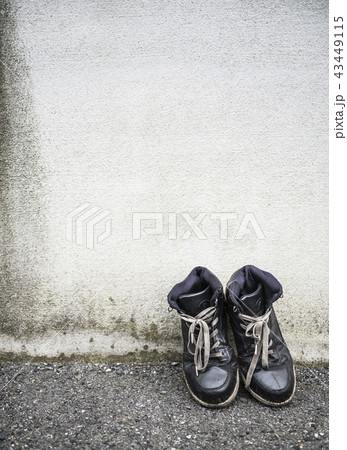 壁に置かれた靴 43449115