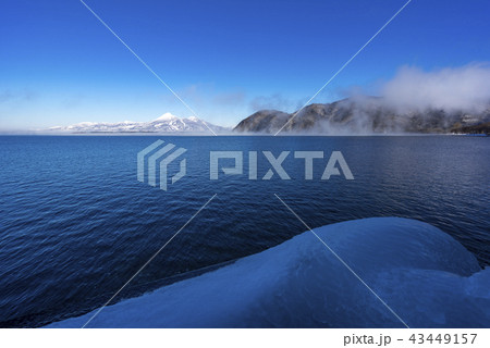 福島県のシンボル面積日本第4位の猪苗代湖と晴天の青い湖面に映る雪の磐梯山とのコントラストが美しい 43449157