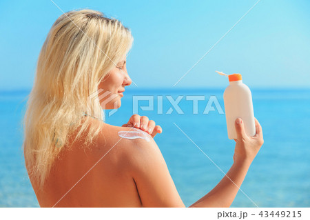 Woman With Suntan Lotion 43449215