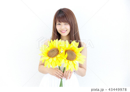 ひまわりを持つ若い女性 43449978