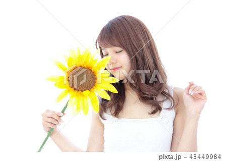 ひまわりを持つ若い女性 43449984