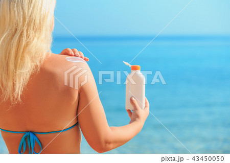 Woman With Suntan Lotion 43450050