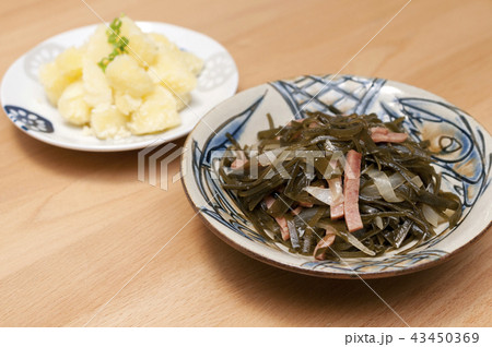 沖縄料理 クーブイリチー(昆布の炒め煮)と粉吹き芋 沖縄料理 クーブイリチー(昆布の炒め煮)と粉吹き芋 43450369