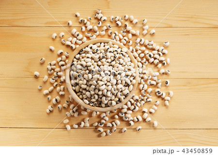 black-eyed peas on wooden background black-eyed peas on wooden background 43450859