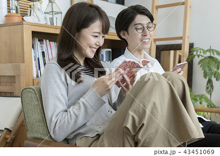 それぞれ楽しむカップル 夫婦 それぞれ楽しむカップル 夫婦 43451069