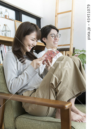 それぞれ楽しむカップル　夫婦 43451079
