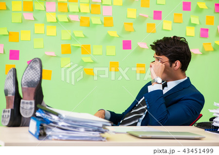 Businessman having trouble with his priorities 43451499