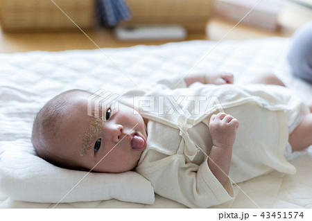 笑顔の新生児 乳児湿疹 笑顔の新生児 乳児湿疹 43451574