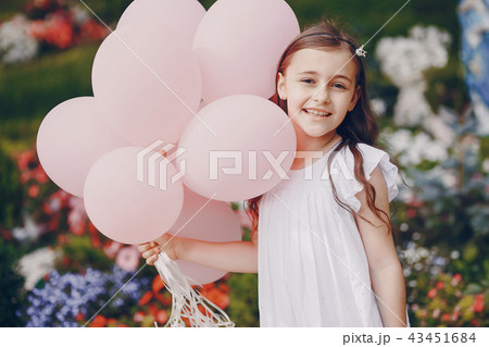 Girl with ballons 43451684