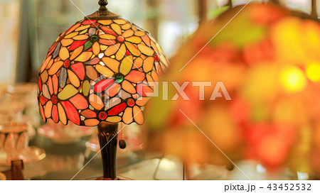 ステンドグラスのランプ 43452532