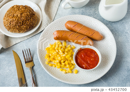 Grilled sausages, canned corn and tomato sauce Grilled sausages, canned corn and tomato sauce 43452700