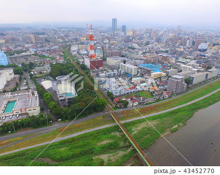 浅川に架かる八高線の鉄道橋 ドローンで空撮 東京都八王子市大和田町 の写真素材