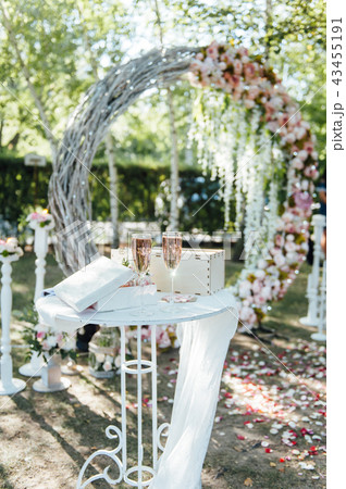 Beautiful setting for outdoors wedding ceremony on grass 43455191