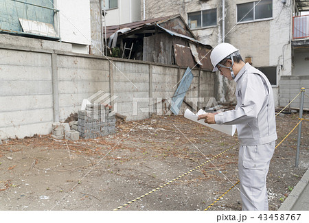 宅地造成調査イメージ・図面を持つビジネスマン 43458767