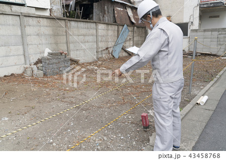 宅地造成調査イメージ・指差し　ビジネスマン 43458768