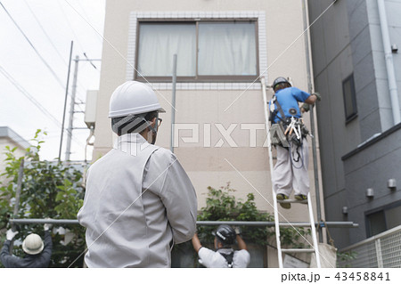 工事現場イメージ・腕組みをする施工管理責任者 工事現場イメージ・腕組みをする施工管理責任者 43458841