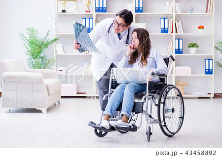 Doctor discussing x-ray image with patient 43458892