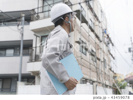 建設現場イメージ・施工会社　建物を見つめる 43459078