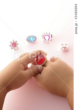 おもちゃの指輪で遊ぶ子供の手の写真素材