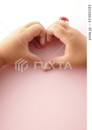 ハートをつくる子供の手 ハートをつくる子供の手 43460385