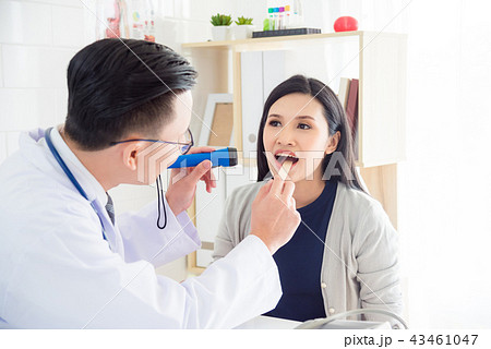 woman open mouth for doctor doing oral examination 43461047