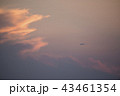 夕焼け空の飛行機 43461354