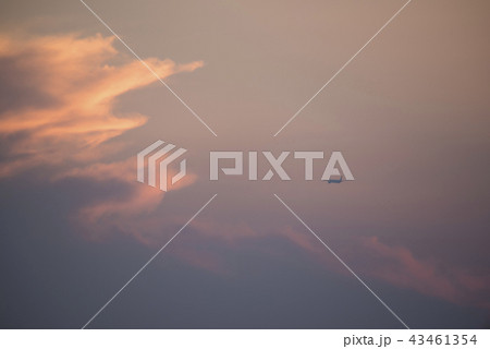 夕焼け空の飛行機 43461354
