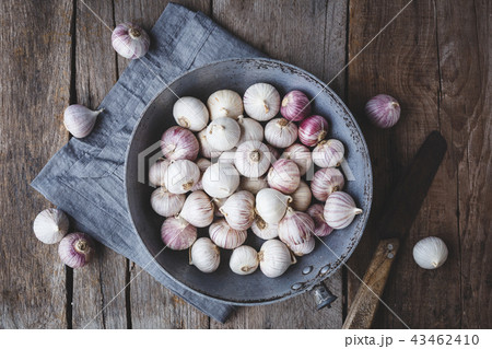 Solo Garlics- Single garlic cloves 43462410