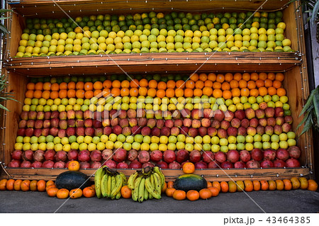 インドのヒマラヤ山岳都市　マナーリーの店舗　ジューススタンドの果物ディスプレイ　 43464385