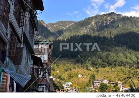 インドのヒマラヤ山岳都市　マナーリー中心部の街並み　住居と店舗と山々　 43464400